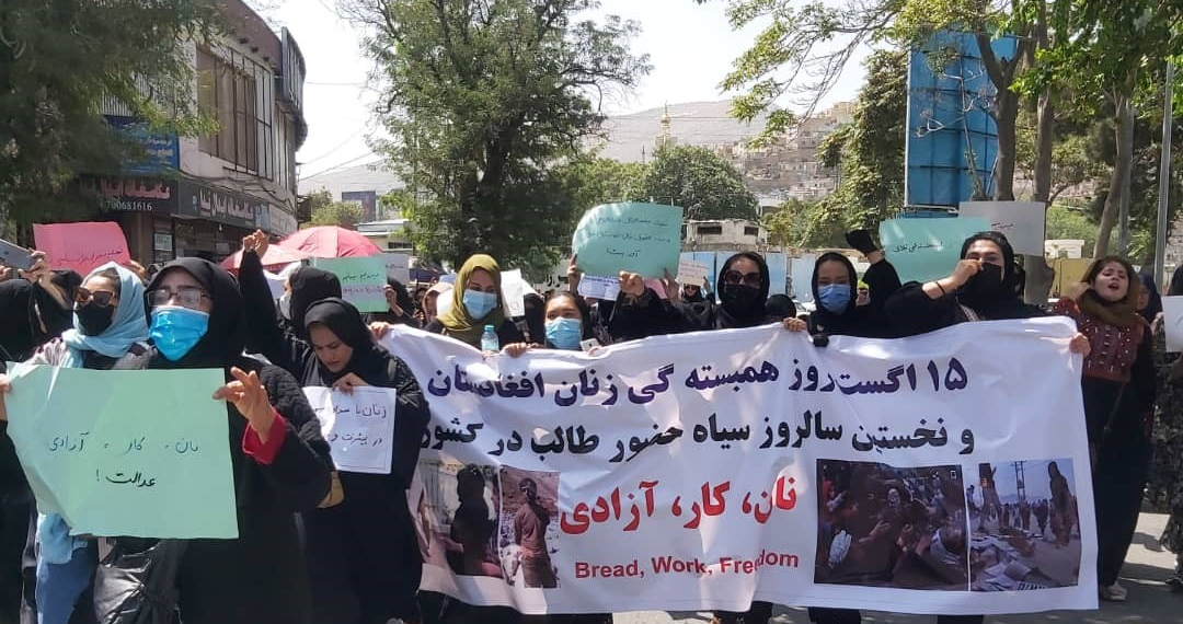 یک‌ساله‌گی‌طالبان، راهپیمایی زنان معترض در کابل با شلیک هوایی طالبان متوقف شد