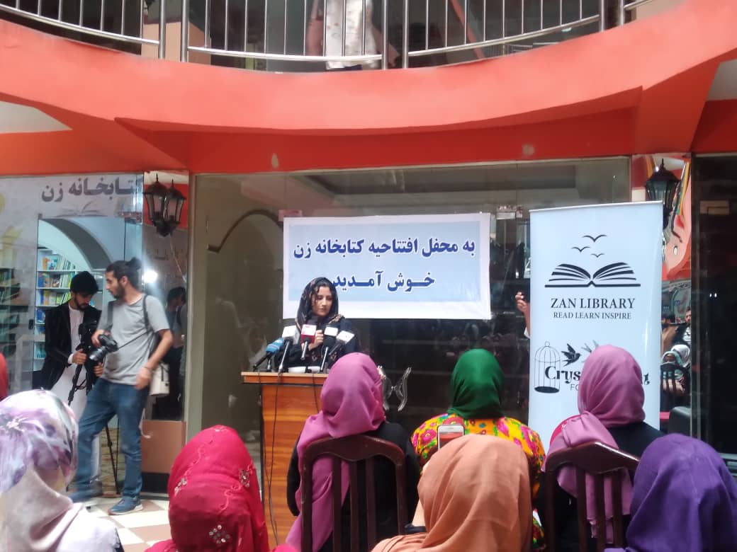 ملتی‌که کتاب نخواند، مجبور است کل تاریخ را تجربه کند ـ  زنان معترض، یک کتابخانه را در پل سرخ افتتاح کردند