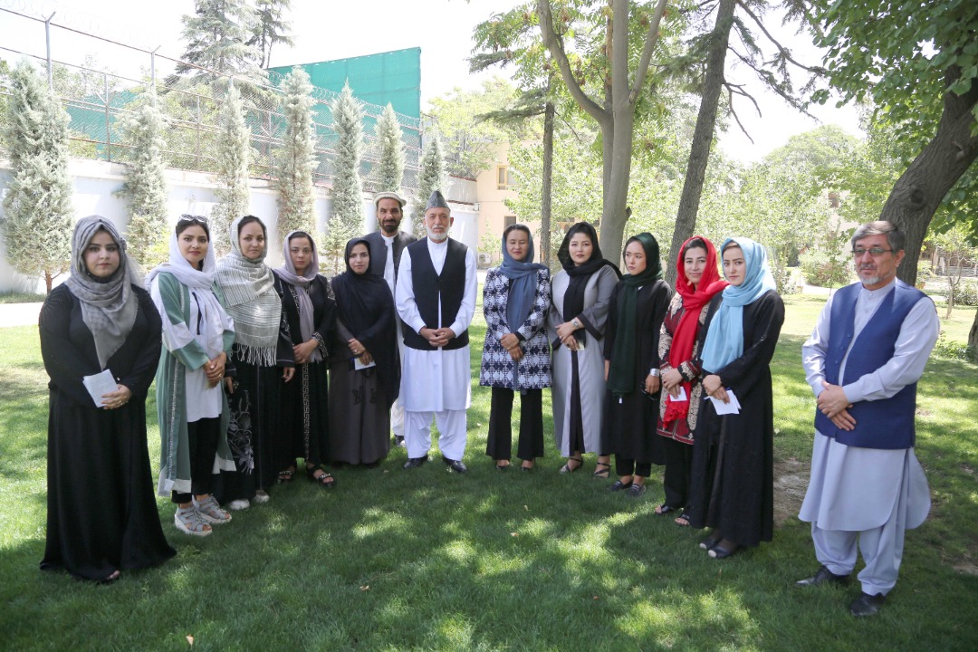 کرزی، با شماری از زنان فعال مدنی دیدار کرد