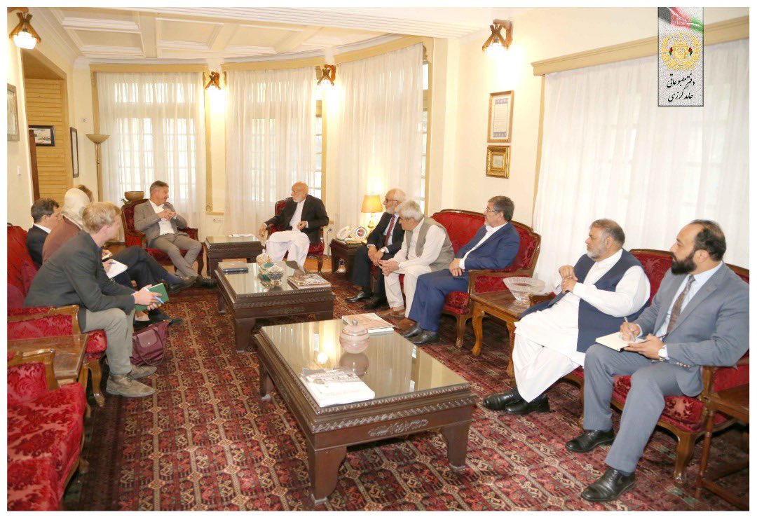 کرزی، در دیدار با پوتزل؛ بار دیگر از طالبان خواست که مکاتب دخترانه را بازگشایی کنند