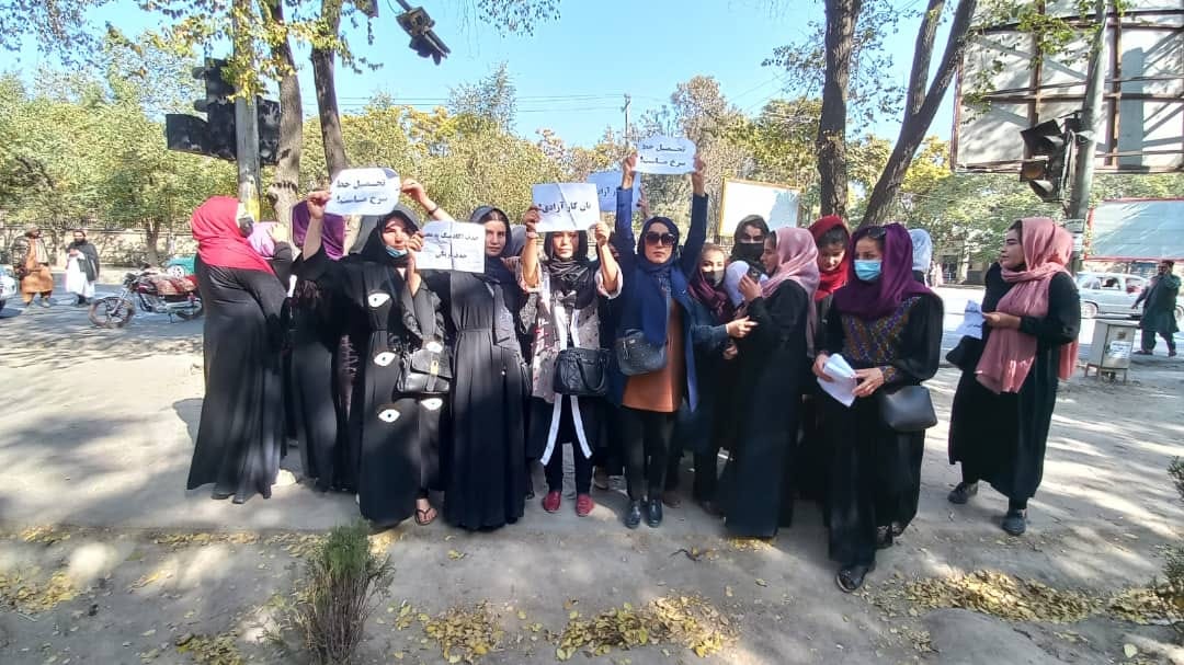 زنان معترض، با شعار «تحصیل حق سرخ ماست» به جاده آمدند