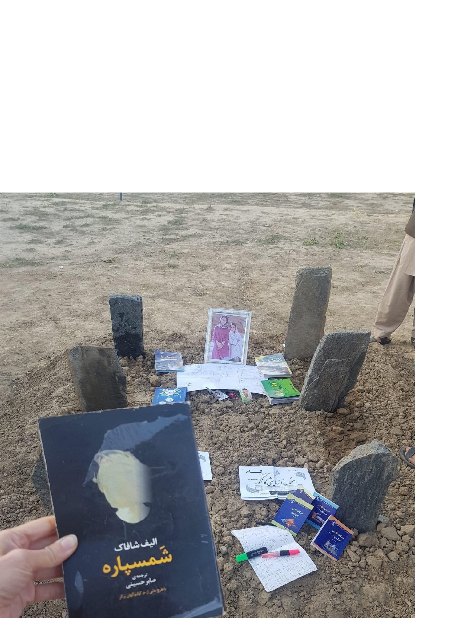 حمله بر آموزش‌گاه کاج: نمایش کتاب‌های دختران بالای گور شان، به رسم اعتراض