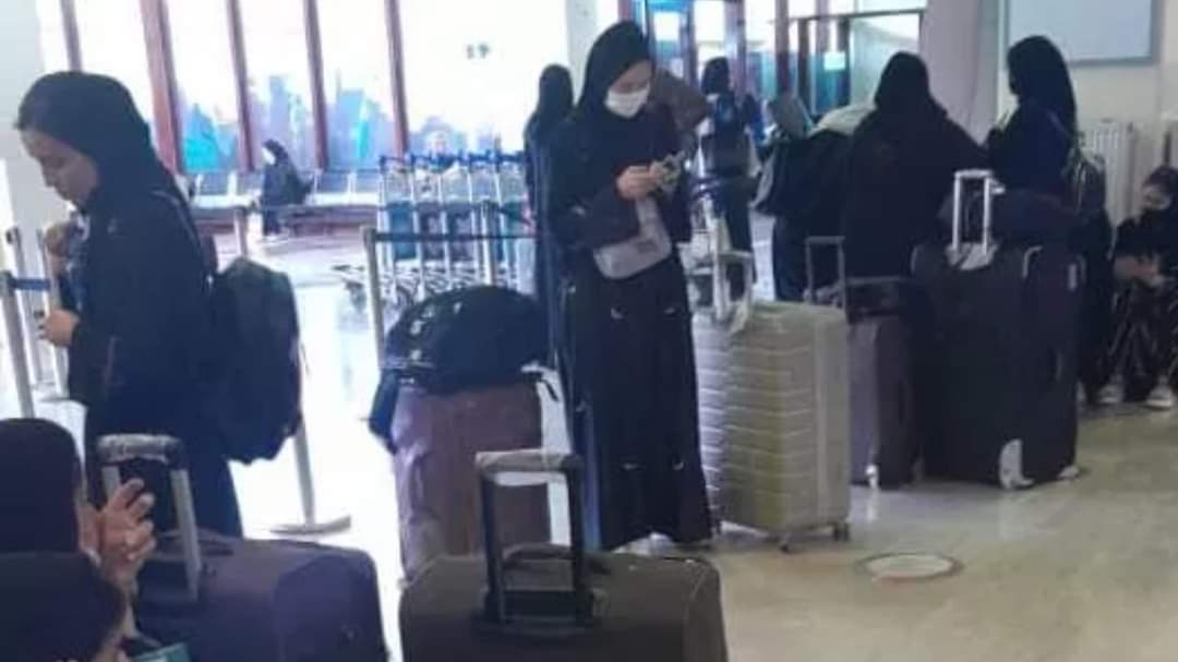 طالبان در میدان هوایی کابل مانع رفتن دانشجویان دختر به امارات متحده عربی شدند: