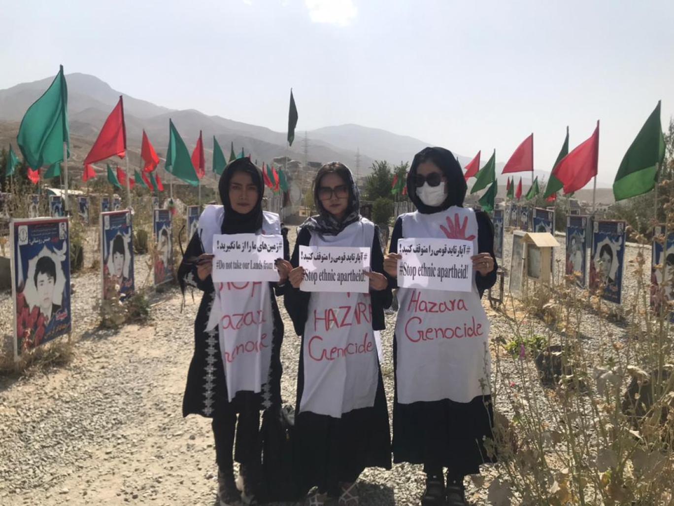 دختران در اعتراض به ترور و کشتار هدفمند و نقص حقوق بشری شهروندان  راهپیمایی برگزار کردند: