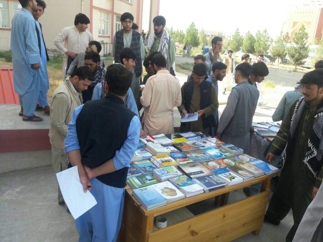 عدم حضور دختران در نمایشگاه سه روزه‌ی کتاب در دانشگاه بلخ