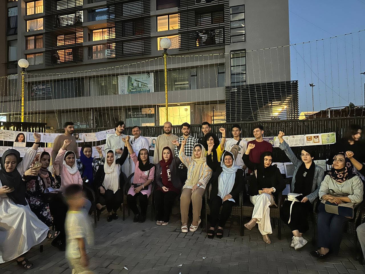 معترضین، فعالین جامعه مدنی و حقوق بشر در تبعید، نمایشگاه اسناد تحصیلی برگزار کردند.