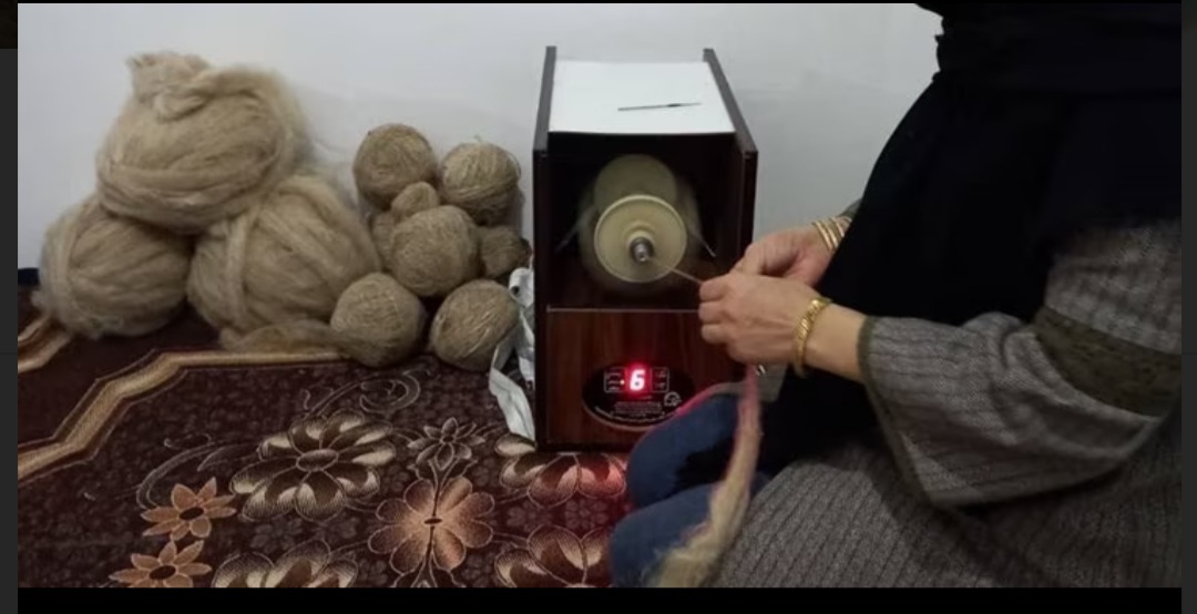 چرخ زندگی اش وابسته به چرخ ریسندگی