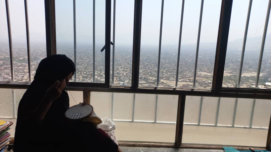 کار زنان در موسسات داخلی و خارجی که ممنوع شد، ما بدبخت شدیم