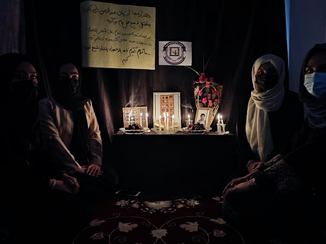 جنبش زنان پنجره امید، به یاد قربانیان انفجار مسجد امام زمان شهر پلخمری شمع افروختند